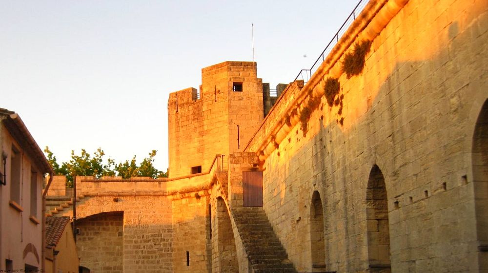 Stadtmauer von Aigues-Mortes in der Abendsonne