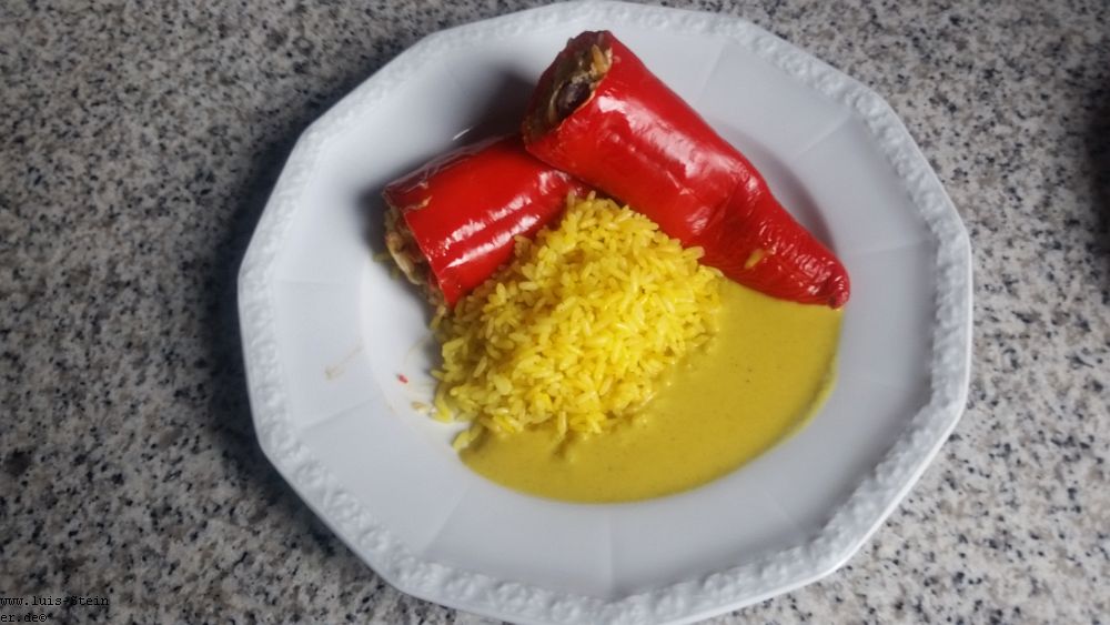 Gefüllter Spitzpaprika mit Curryreis und Kokos-Mango-Sauce