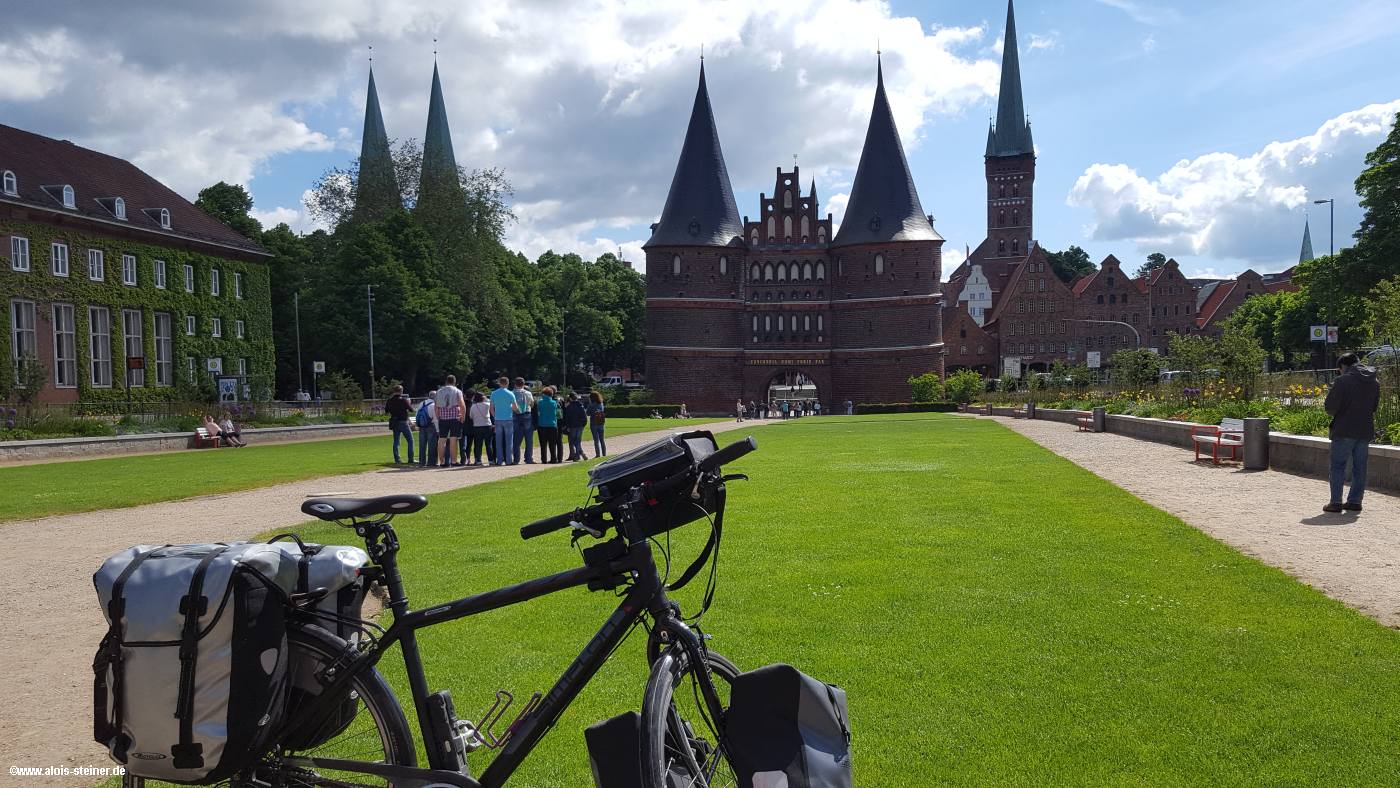 Vor dem Holsten Tor in Lübeck
