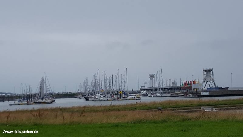 Cuxhaven: Jachthafen bei trüben Wetter